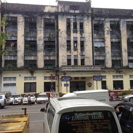 Everest Hotel Rangum Exterior foto