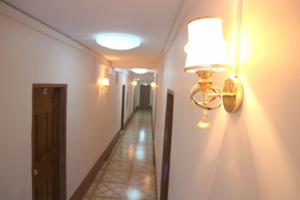 Everest Hotel Rangum Exterior foto