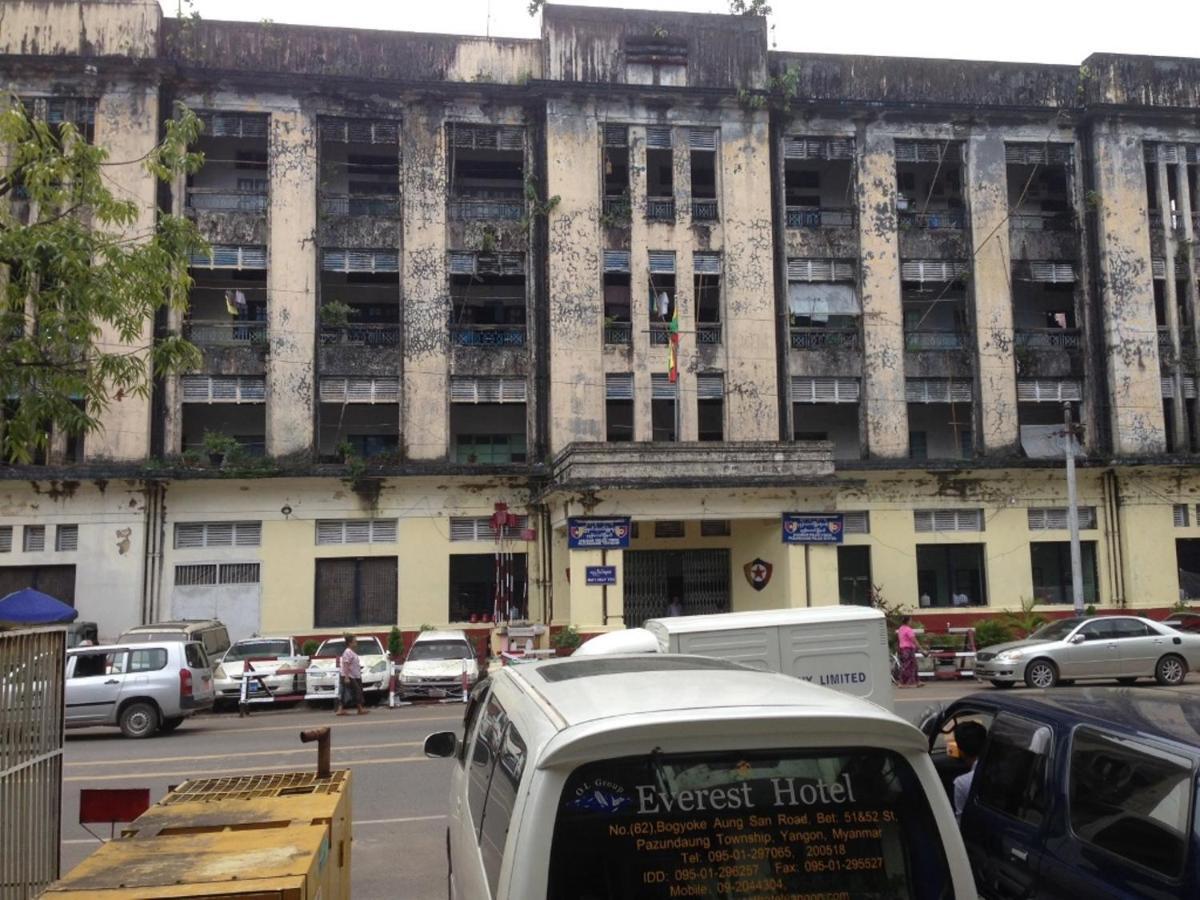 Everest Hotel Rangum Exterior foto